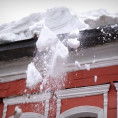 Осторожно! Возможен сход снега и наледи с крыш!